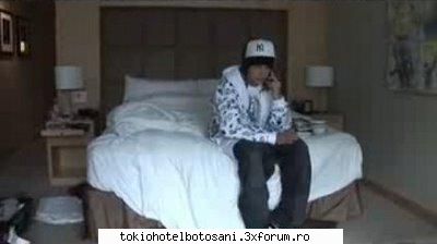 Ce mai ascunde Tom? - ascunde cat d dezordonat e el dimineatza - Tom Kaulitz(chitara)