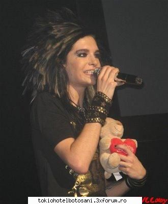 Ce mai ascunde Tom? - dak m-ar strange si pe mine aja la brate:X:X:X - Tom Kaulitz(chitara)
