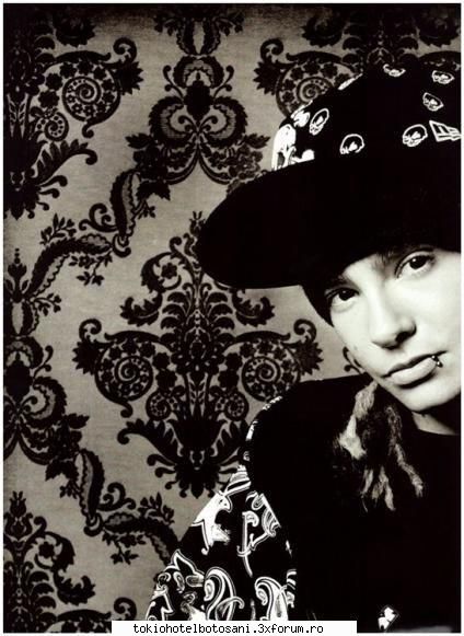 Ce mai ascunde Tom? - prea bine ii sta la 4 ace :D mancalaar mamik :X - Tom Kaulitz(chitara)