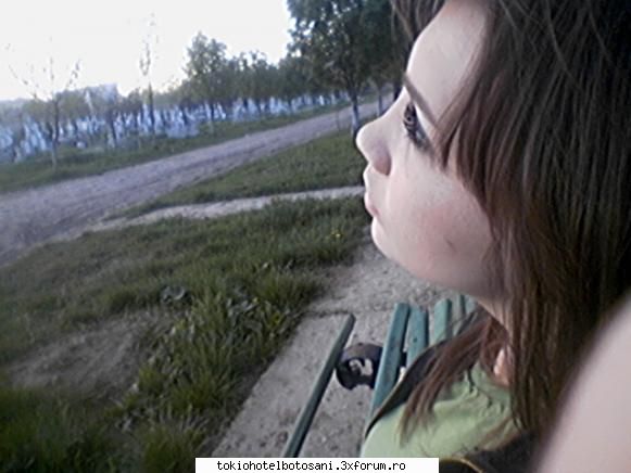 Joc de poze si cu poze - OARE ???? e superba 10!! bing bang prin cimitir - Jocuri