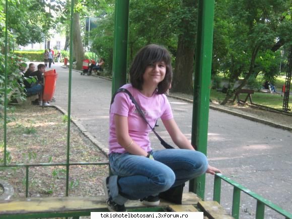 Laura^^ - aici eram cu larisa....= ))doar ca ea facea - Haideti sa ne cunoastem!