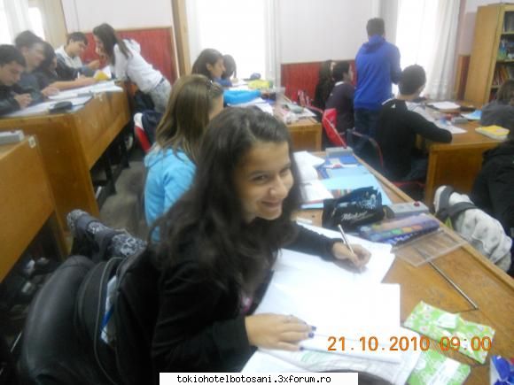 Laura^^ - la scoala,imi copiam tema la romana in vreo pauza! - Haideti sa ne cunoastem!