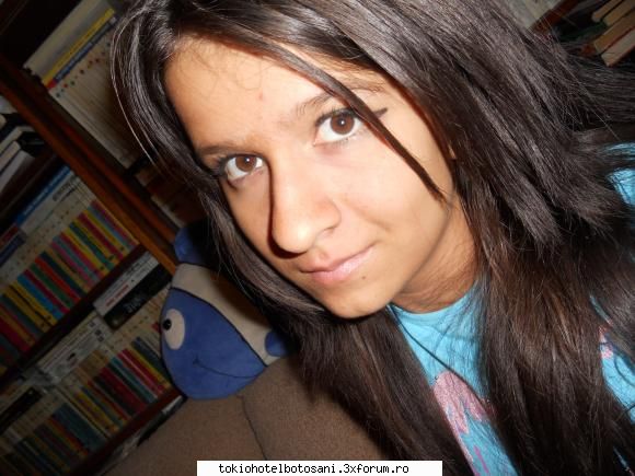 Laura^^ - me in the front,and nemo behind :D : )) - Haideti sa ne cunoastem!