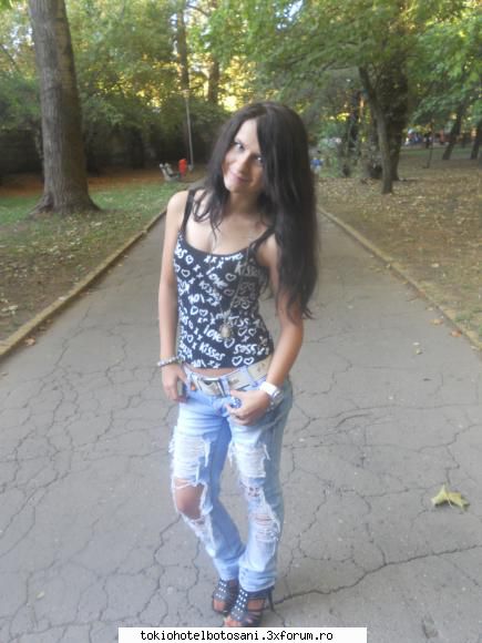 Laura^^ - eu cu blugii mei : )) - Haideti sa ne cunoastem!