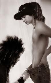 PoZe...2011.........!!!! - O DOAMNE CE POZA AM GASIT=))) dooaaamnee cat am - Tom Kaulitz(chitara)