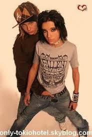 PoZe...2011.........!!!! - si am mai gasit una:)) ma rog,se cam cunosc cas - Tom Kaulitz(chitara)