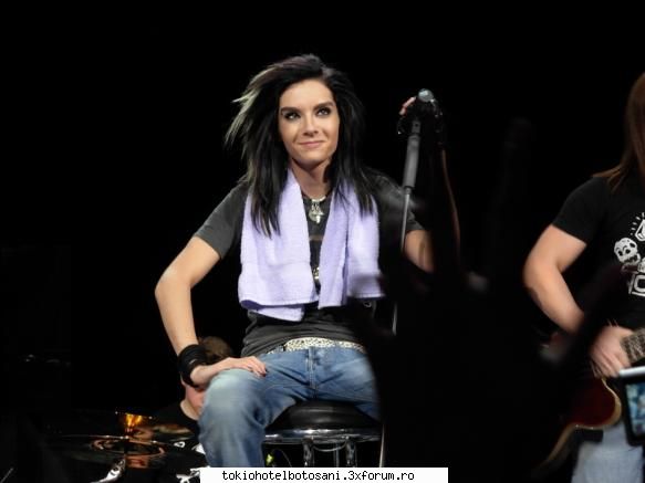 bill:du-te ma de sa fuga tom de pe scena cu o fana in timpul :wink2: poze cu