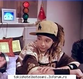 Poze cu tomy comice - pentru prima data raman singur in camera ce - Poze