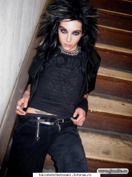 Tipa il copiaza pe Bill - THoamne fereasca sfantu ce hidosenie..deci..pe - Bill Kaulitz(vocal)