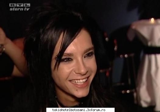 Tipa il copiaza pe Bill - am vazut pe undeva un mesaj de genul "Fii - Bill Kaulitz(vocal)