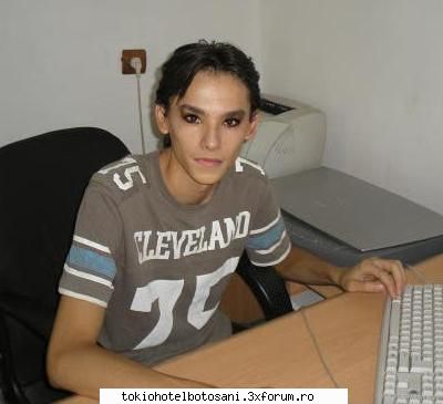 Tipa il copiaza pe Bill - hmm aia nu-i nimik fitii atente aici:)))) Tipul - Bill Kaulitz(vocal)