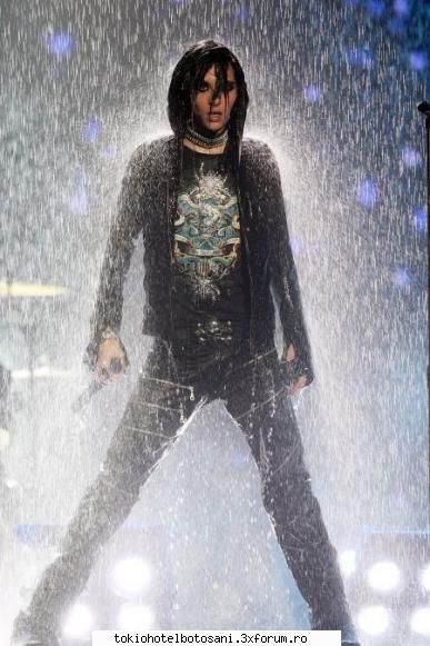 Tokio Hotel dansand - e adevarat bill danseaza cel mai bn oriunde ;) - Tokio Hotel