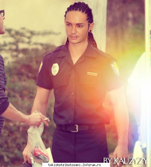 Tom Kaulitz politist - Bun, nu stiu daca e munca unui photoshopist - Tom Kaulitz(chitara)