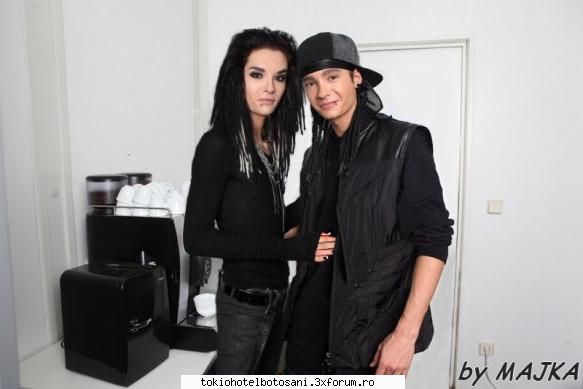 Tom spune ca BIll e virgin - nu e ceva atat de jenant ...intradevar tom nu - Bill Kaulitz(vocal)