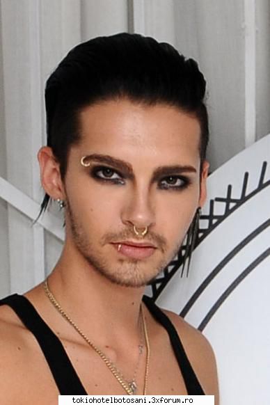 Total schimbat. - Pc-ul meu are defectele lui >.> uite poza... Acum - Bill Kaulitz(vocal)