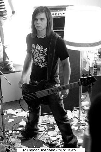 galerie georg - Alice C - Georg Listing(chitara bass)