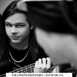 galerie georg - hopa si un cap de'a lui tom - Georg Listing(chitara bass)
