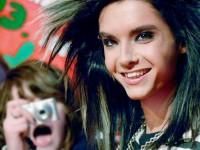 galery - ce disperata e aia din spatele lui......iar el e - Bill Kaulitz(vocal)