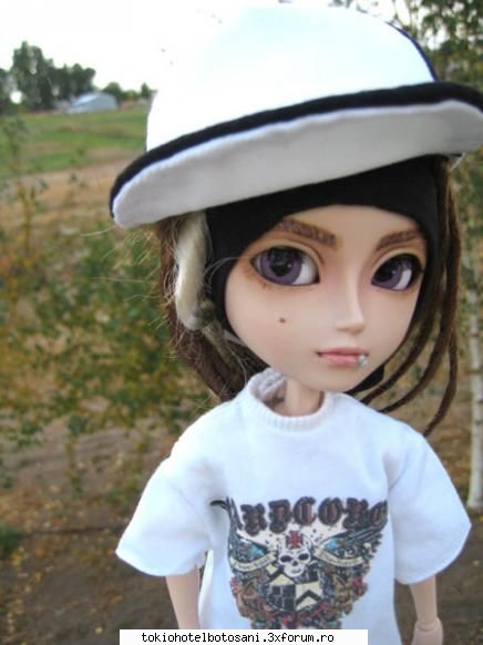 lolz thoma papusa - iooooo c thare e papusha asta - Tom Kaulitz(chitara)