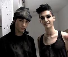 mamaaaa.....ce mrf e clipu`:X:X:X:X - da bill a ramas putin in urma... app asa de - Tom Kaulitz(chitara)