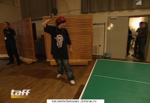 oups!!! lui tom i se scoala.... - rotunda-ascutita - Tom Kaulitz(chitara)