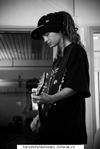 oups!!! lui tom i se scoala.... - bai tom e mai inalt in pocioare uitativa mai bn k - Tom Kaulitz(chitara)