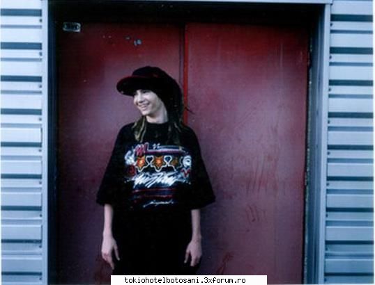 oups!!! lui tom i se scoala.... - da mai...poate fi inalt in picioare da chestia - Tom Kaulitz(chitara)