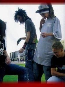 oups!!! lui tom i se scoala.... - neatza :D sunt noua pe aci :d nuj ce sa fac ce sa - Tom Kaulitz(chitara)