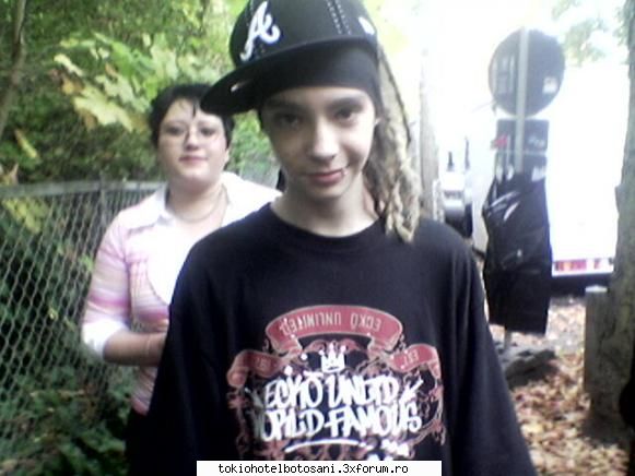 tom kaulitz canta??!!! - am versurile cantecului :) dar nu prea le-as - Tom Kaulitz(chitara)